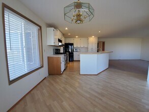 Building Photo - 4-Bedroom, 2.5-Bath located in Horn Rapids...