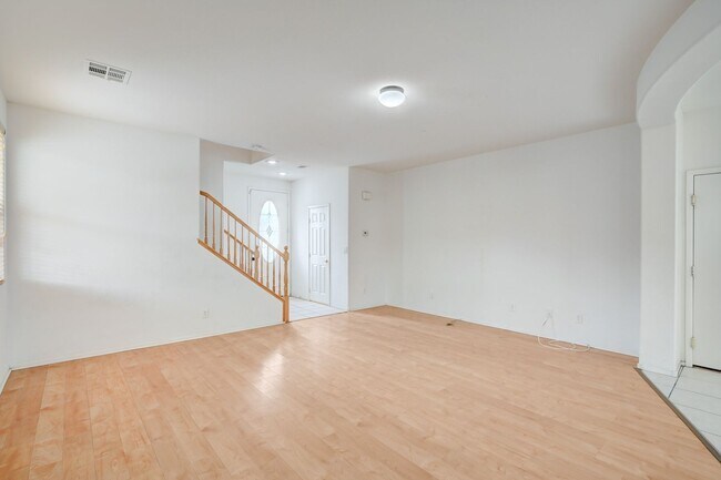 Building Photo - Beautiful 3 bedroom/2.5 baths located acro...