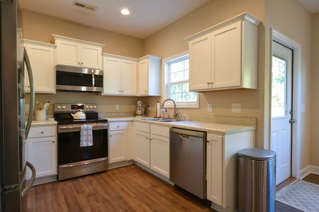 Building Photo - Beautiful 3 Bedroom Home in Everett's Creek Community