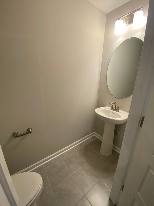 Building Photo - 3 BD 3.5 BA 1 Car Garage Great Location Li...