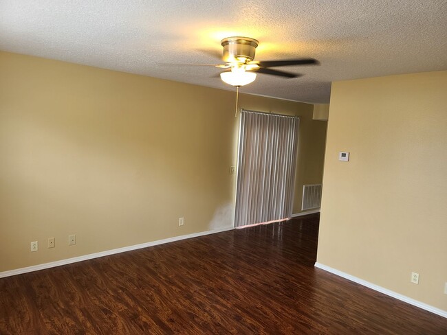 Building Photo - Magnolia Townhome