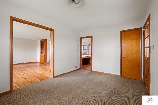 Building Photo - AVAILABLE NOW!