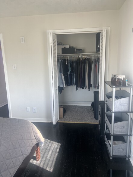 BED RM WAKING CLOSET - 705 Church St