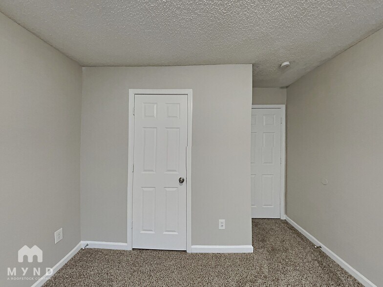 Building Photo - 6332 Hickory Ln Cir