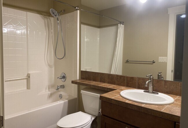 Building Photo - Spacious 3 Bedroom/ 3 Bathroom Near Boat L...