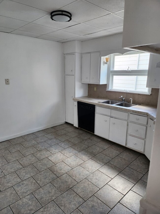 Building Photo - 648 E Scott St