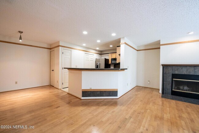 Building Photo - 13715 Richmond Park Dr N