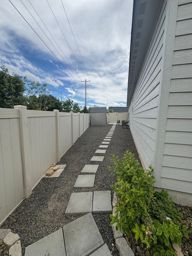 Building Photo - New on Market! Close to Freeway and Shopping!