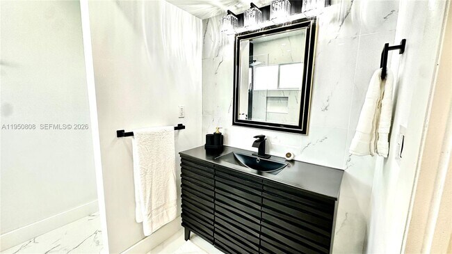 Building Photo - 814 NE 19th Ave