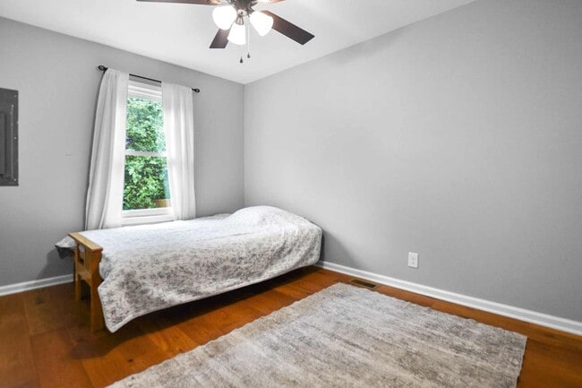 Building Photo - Pet Friendly Three Bedroom!