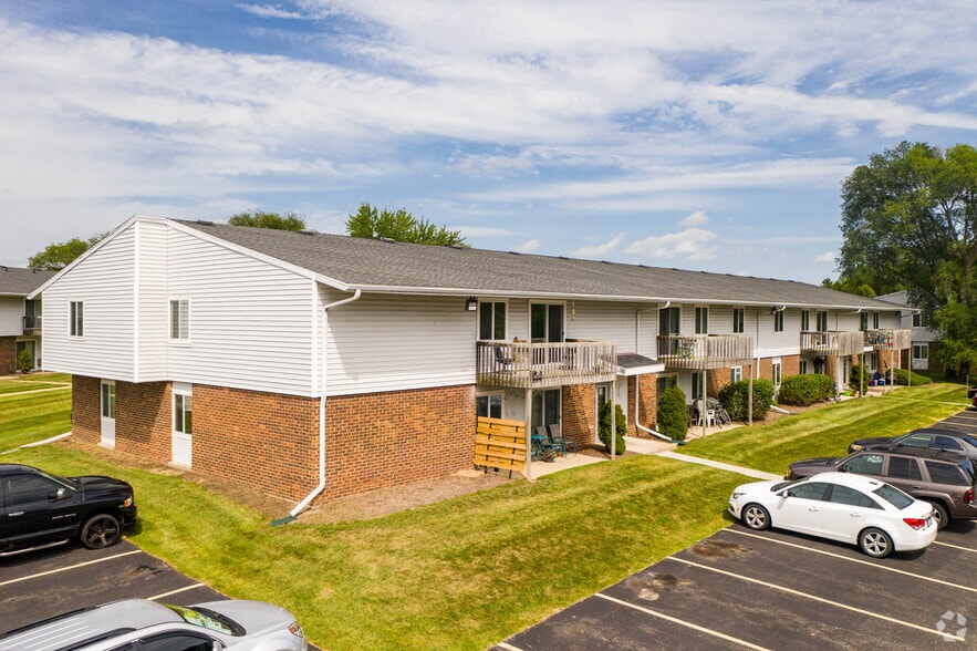 Building Photo - CANTERBURY COURT APARTMENTS