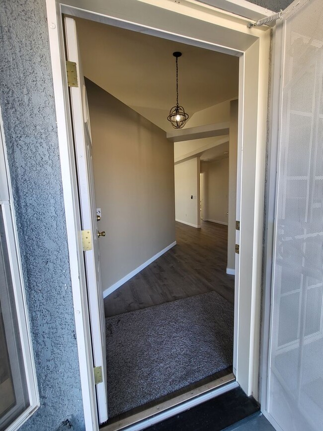 Building Photo - GOLDEN SPRINGS RANCH U8 - W. Betty Avenue