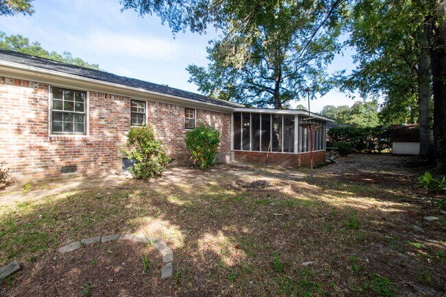 Building Photo - 2320 Wofford Rd