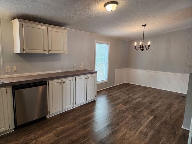 Building Photo - 384 McKay Dr