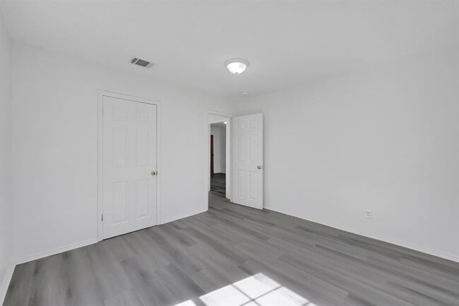 Building Photo - 214 N Hagerman St