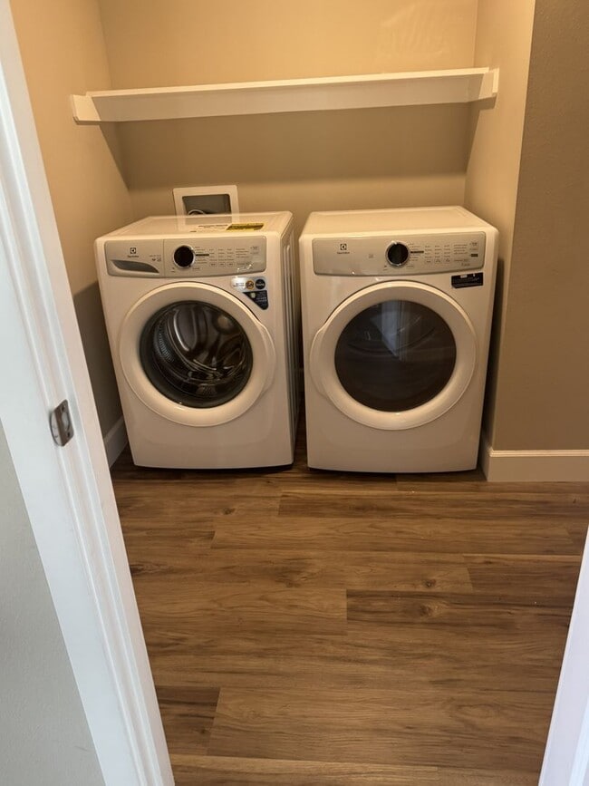 Building Photo - Lovely Open concept Low Maintenance