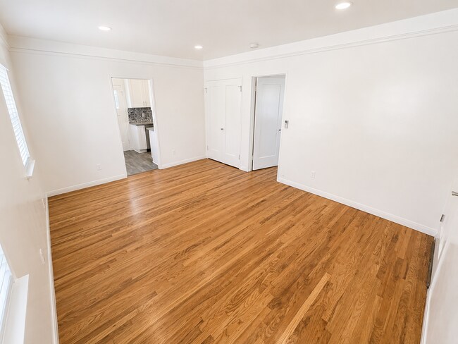 Building Photo - Completely Remodeled Spanish Style Midtown Apartment! Air Conditioning!