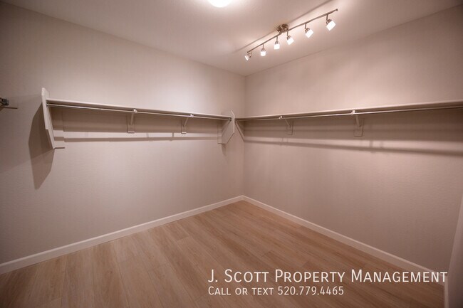 Building Photo - 5839 N 88th Ln