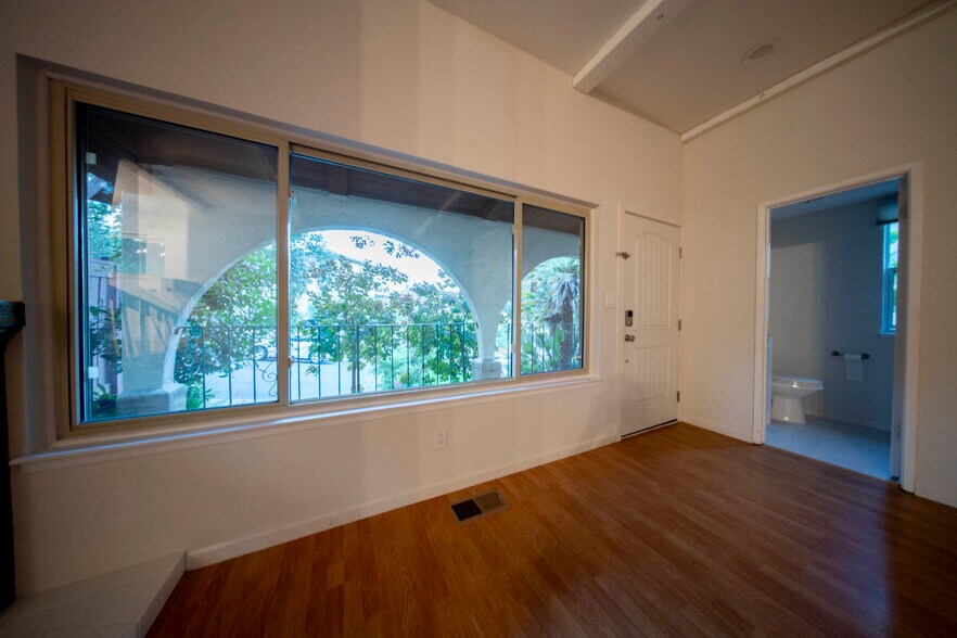 Building Photo - 2022 Ascot Dr