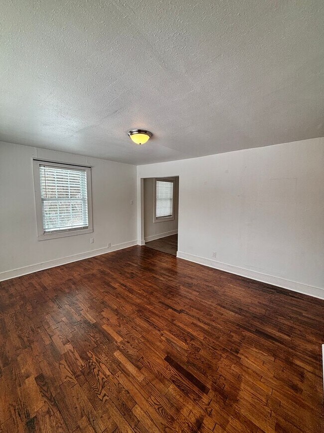 Building Photo - Cottage Minutes from Downtown and UT Campus!