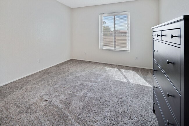 Building Photo - Wonderful 2 bed/2 bath