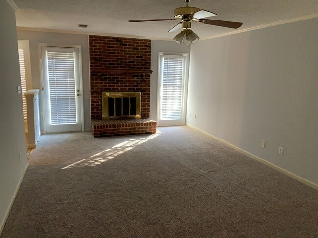 Building Photo - Lovely 3BR home in Raintree with fenced in...