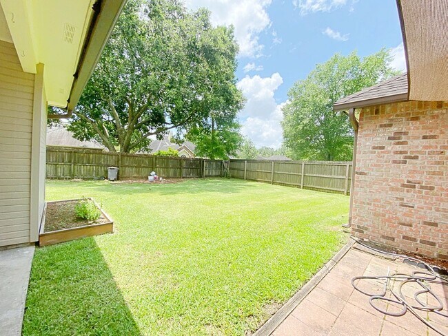 Building Photo - 4 Bedroom House Available Now in Riverbend...