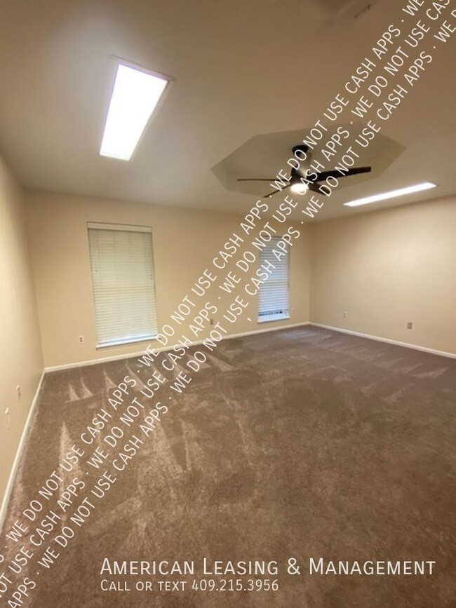 Building Photo - Spacious 3bed/2bath with pool for lease in...