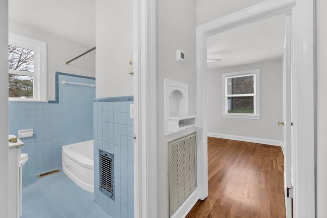 Building Photo - Conveniently Located off Memorial Dr! Lovely 2 Bed 1 Bath Home!