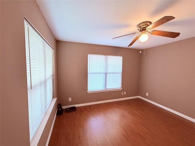 Building Photo - 5915 Sunshine Dr