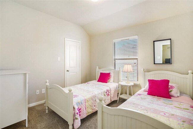 Building Photo - 174 Black Swan Pl