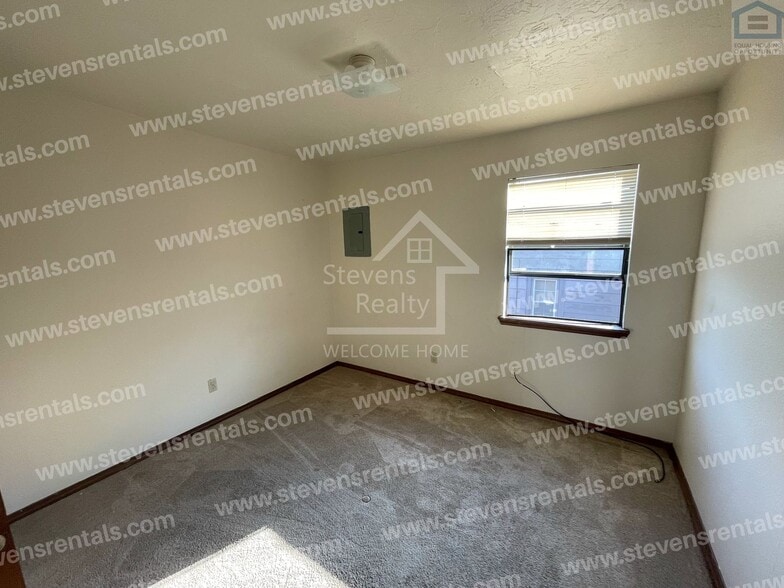 Building Photo - 1912 SW D Ave