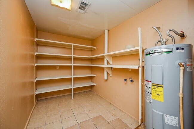 Building Photo - 2667 Grand Canyon Dr