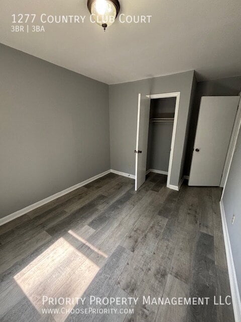 Building Photo - 1277 Country Club Ct