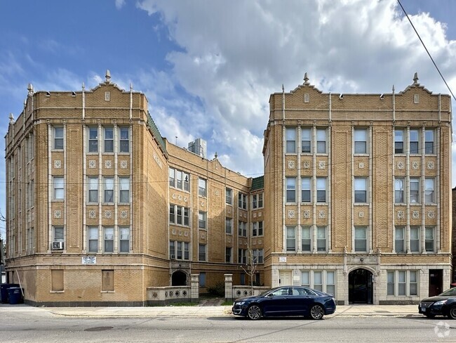 Building Photo - 4259 W Addison St