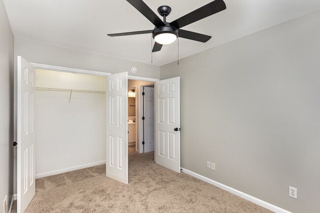 Building Photo - Newly Updated Townhome with Minutes Walk t...