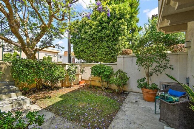 Building Photo - 3 Bedroom + Bonus Room End Unit Townhome