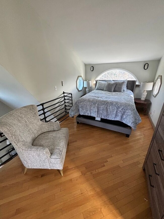 Building Photo - Renovated Spectacular Lakefront Carriage H...