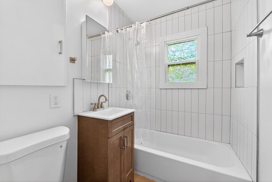 Building Photo - 849 Lyman Ave