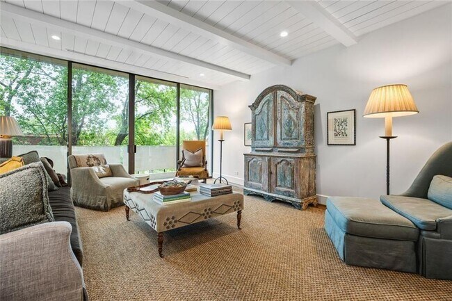 Building Photo - 2575 Peachtree Rd