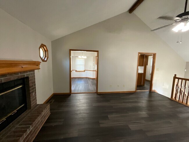 Building Photo - Large Home for Rent in Independence