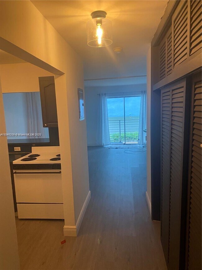 Building Photo - 1441 Lincoln Rd