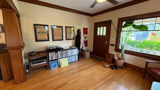 Building Photo - Beautiful Fully Furnished Home in Close-In...