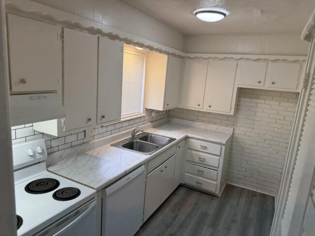 Building Photo - 1303 65th Dr