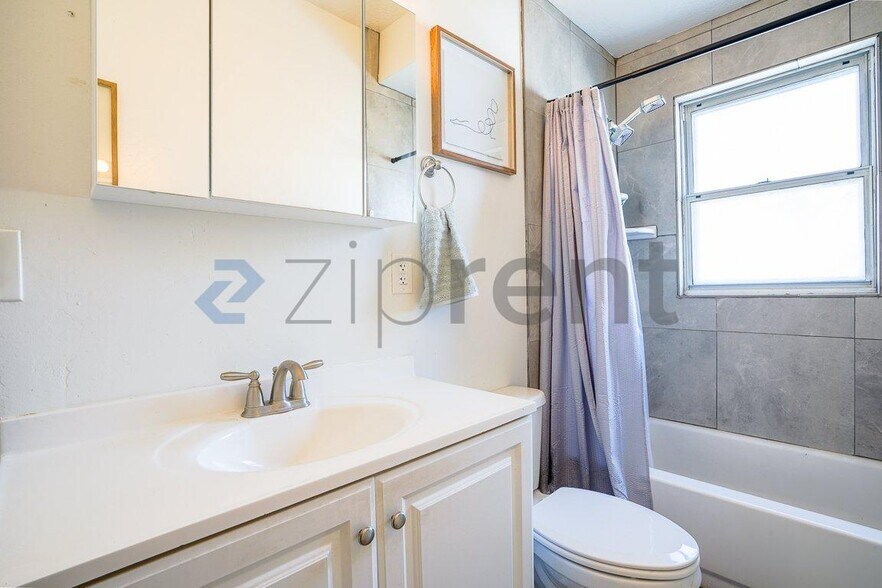 Building Photo - Unit A
