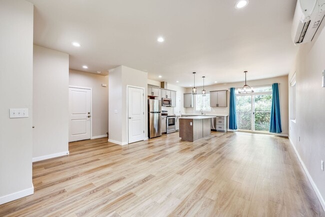 Building Photo - Newer Duplex Bremerton