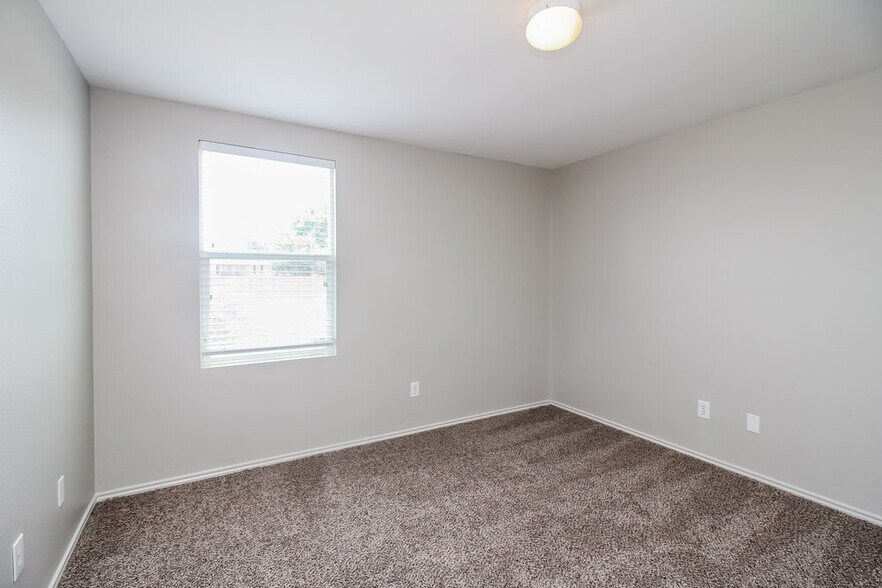 Building Photo - 1027 Clear Stream Dr