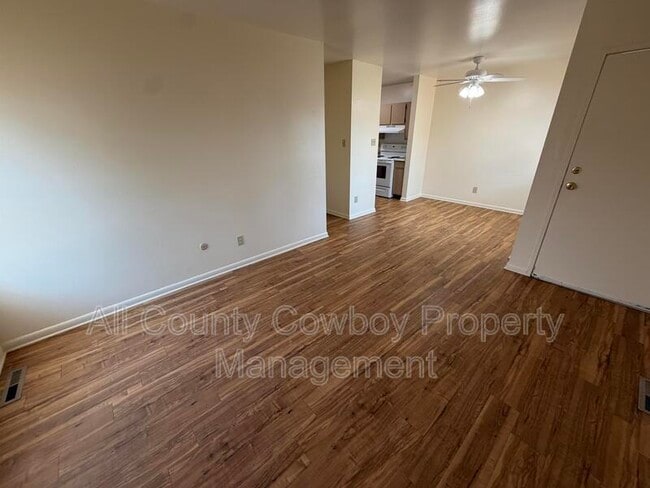 Building Photo - 140 S Cribbon Ave