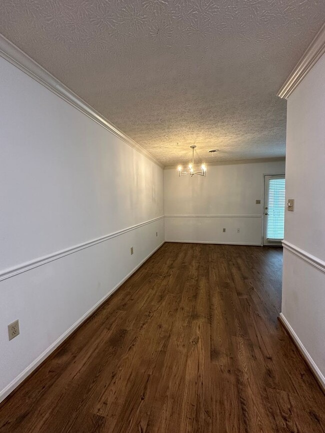 Building Photo - 2 Bedroom / 2 Bath Brick Condo - Bristol, TN