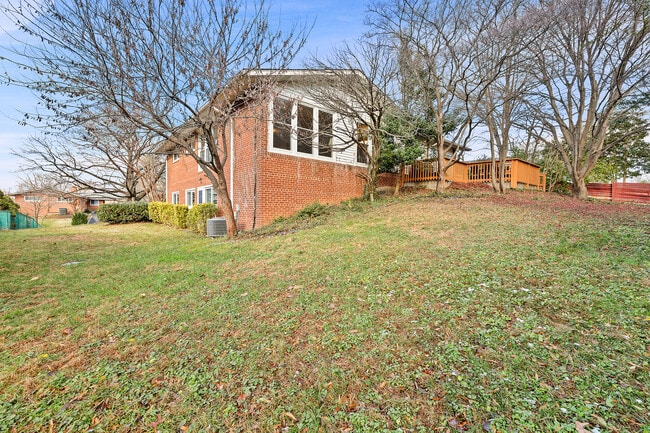 Building Photo - 10119 Farmington Dr